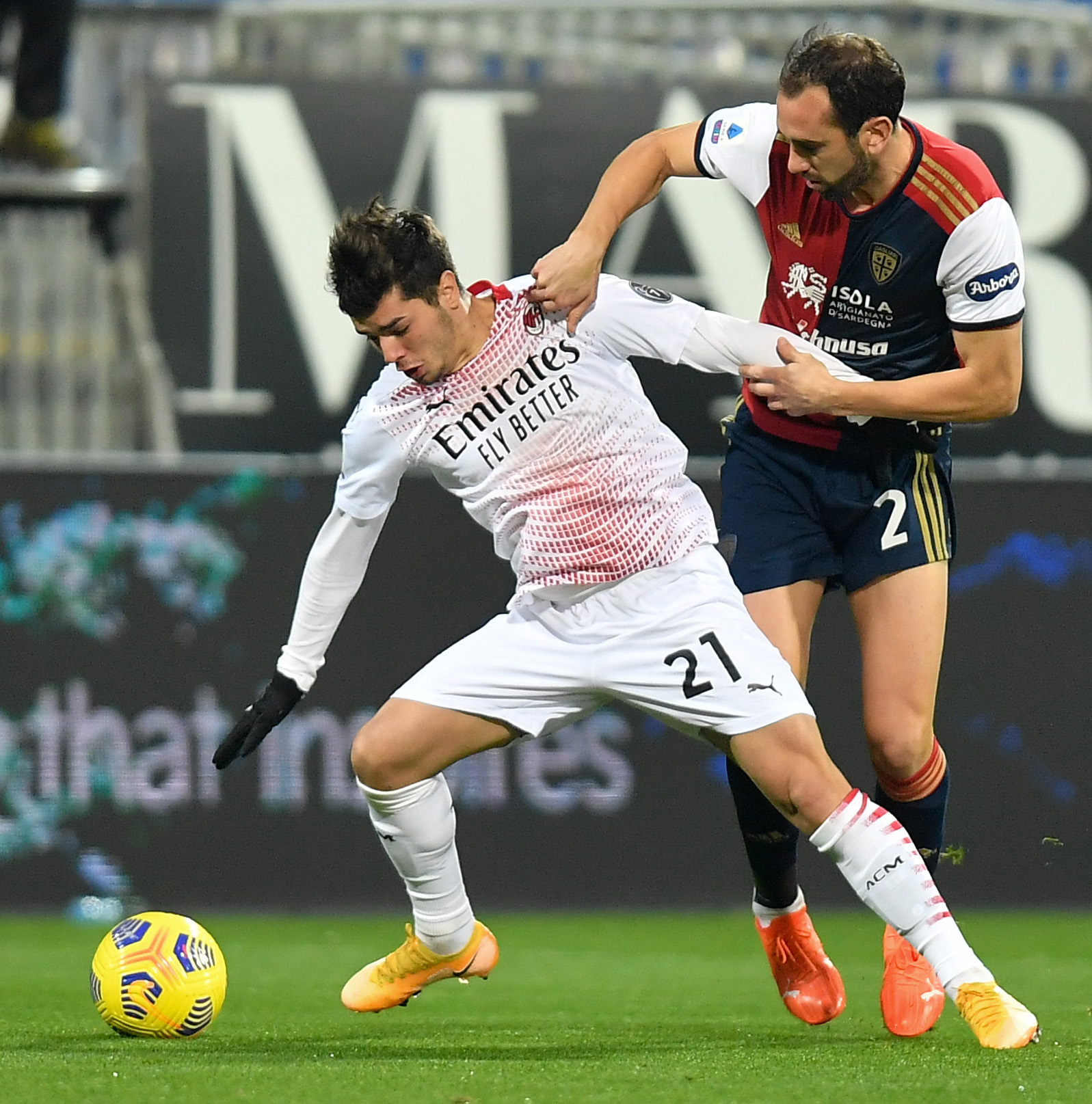 包含卡利亚里队衰败不止，保级压力大增的词条