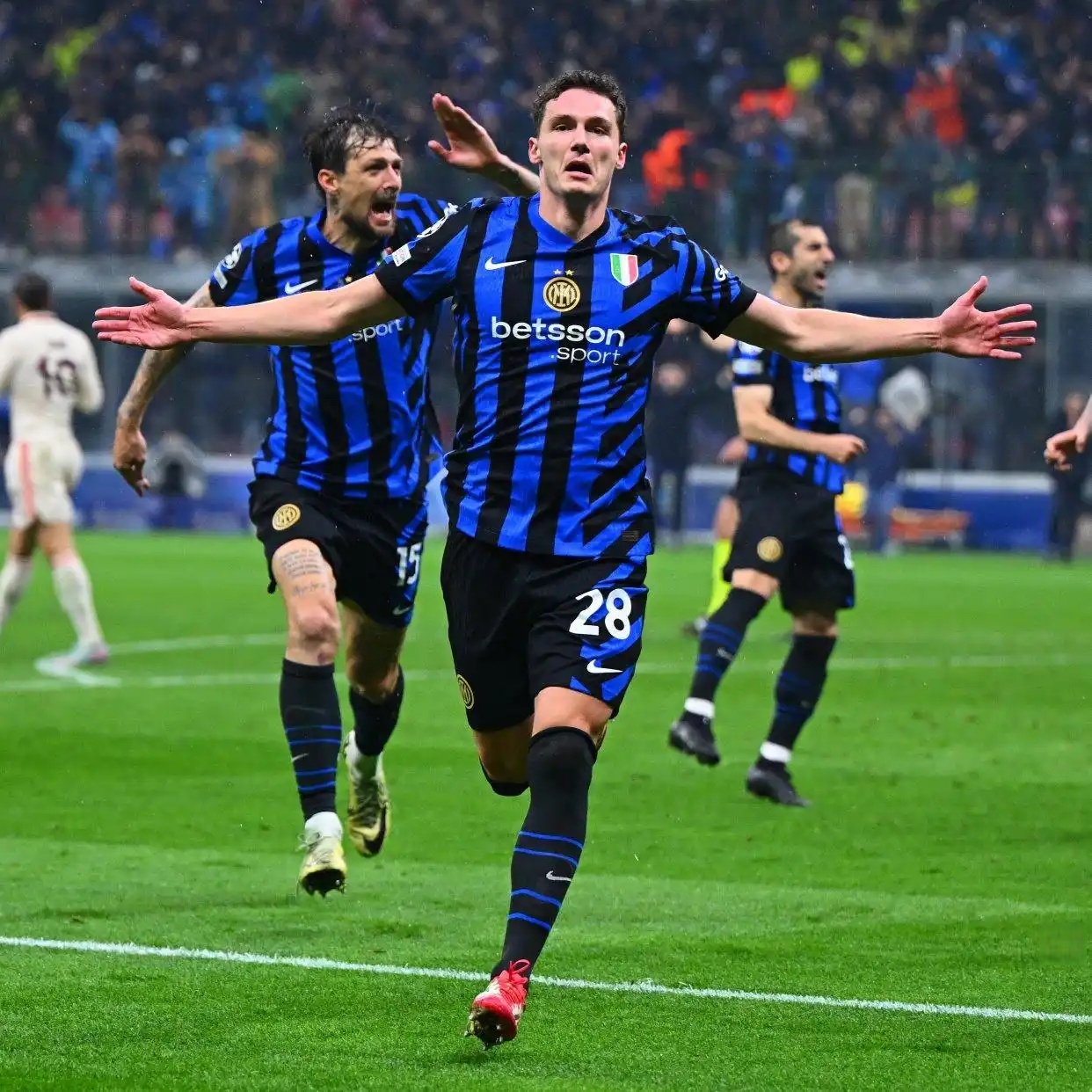 关于拜仁完胜希腊,伊布关键制胜的信息 关于拜仁完胜希腊,伊布关键制胜的信息